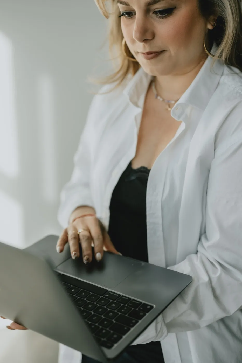 Clémence Tillerot holding an open laptop