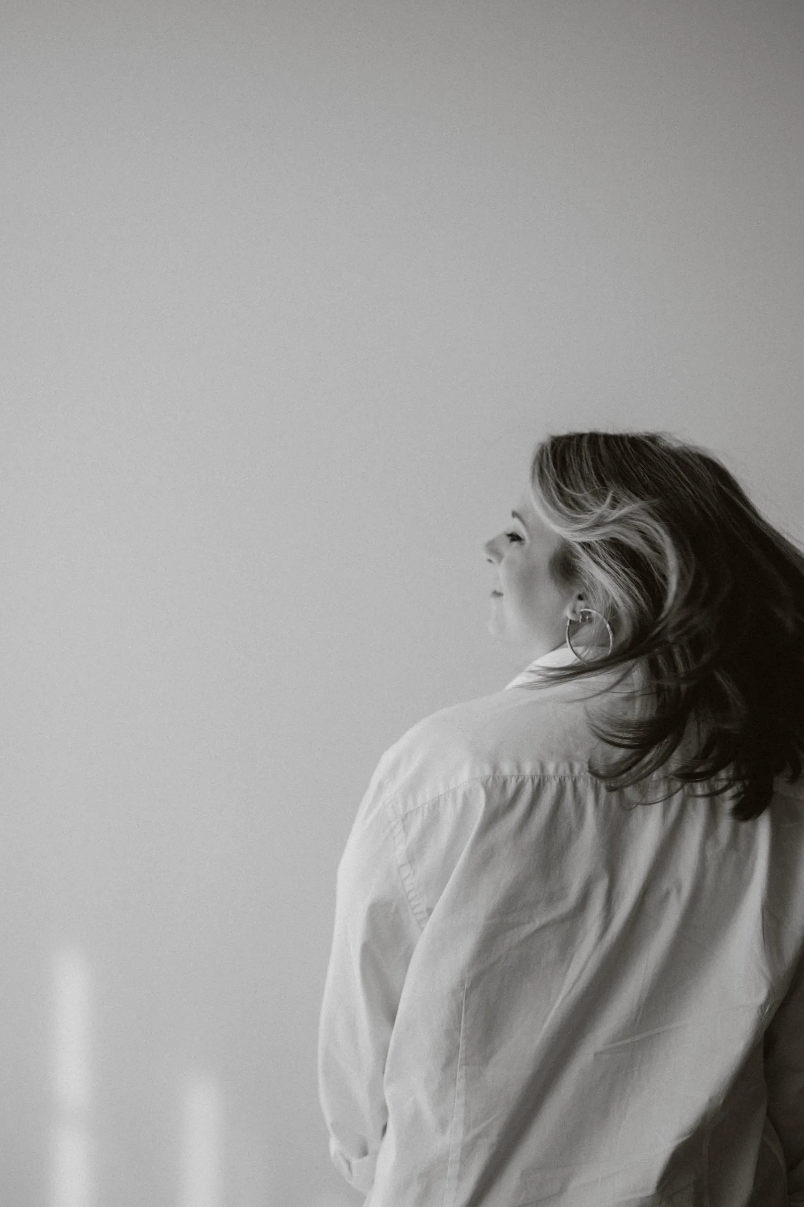 Clémence Tillerot seen from behind, looking over her shoulder